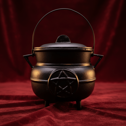 Chaudron rituel en fonte noire avec pentacle de protection, outil de magie wiccane pour rituels et sorts.