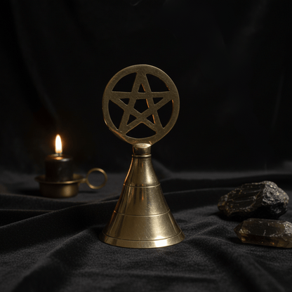 Cloche d’autel en laiton avec pentacle ajouré, outil rituel Wicca pour purification et protection énergétique.