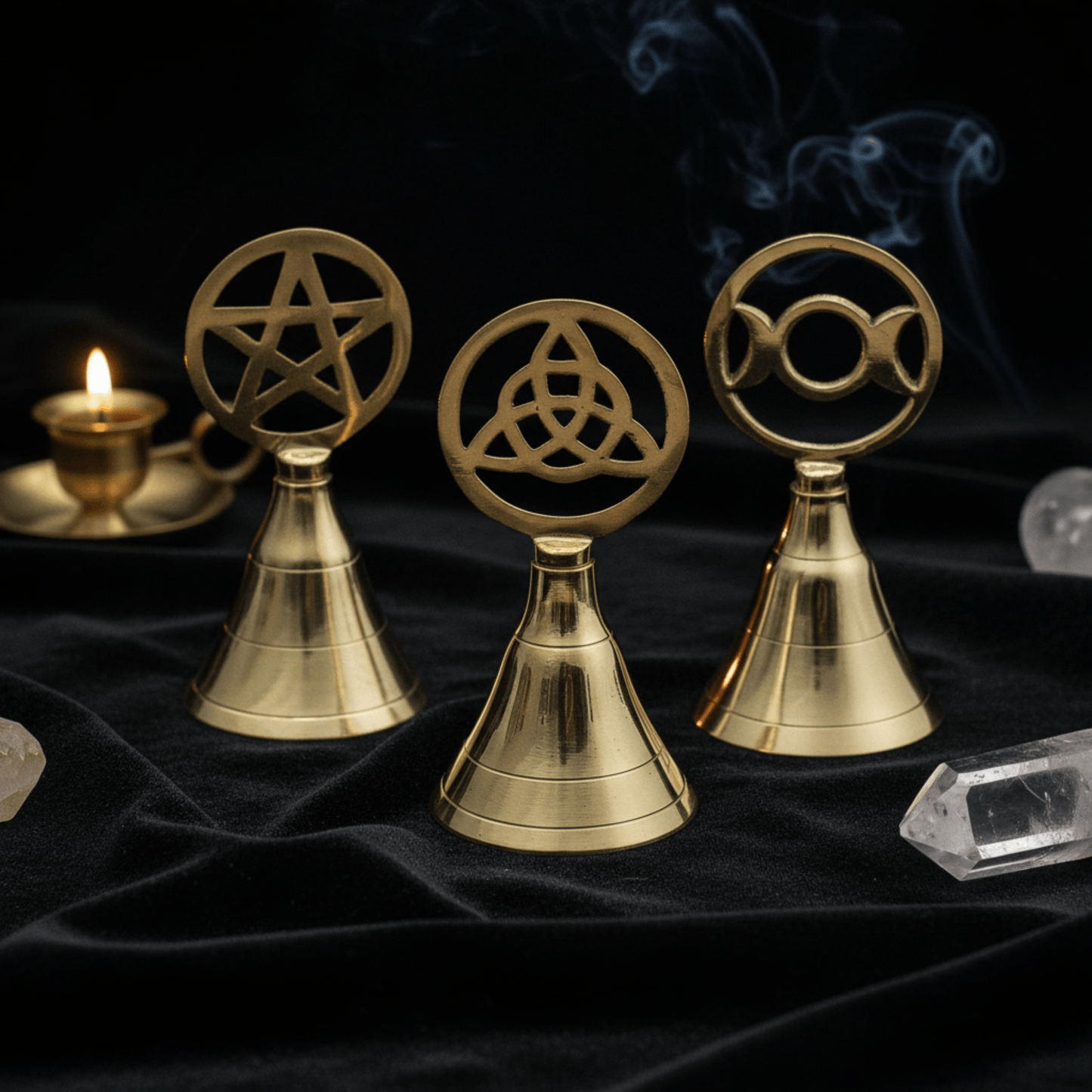 Cloche d’autel pentacle en laiton poli, instrument magique pour ouvrir les rituels et nettoyer les énergies.