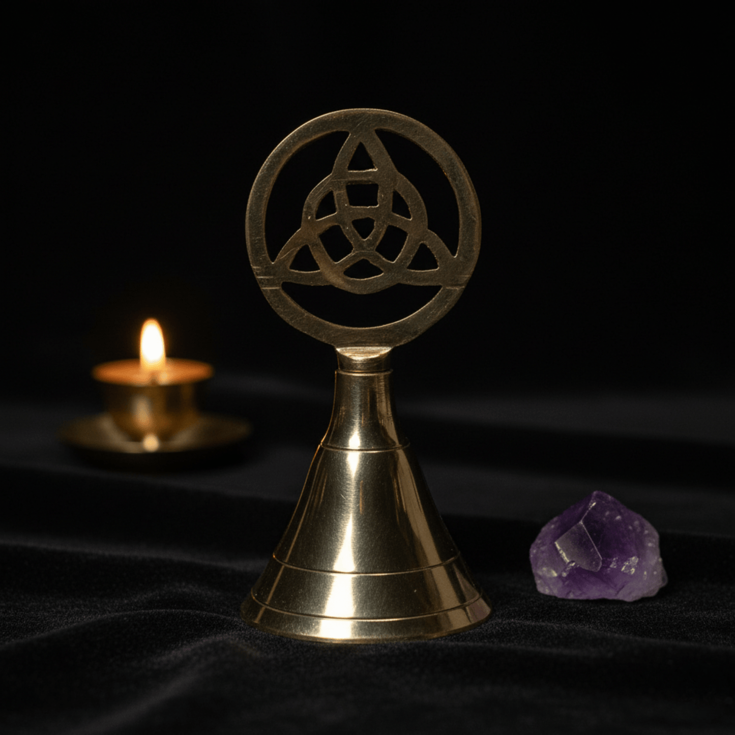 Cloche wicca en laiton avec symbole Triquetra, son clair pour rituels, méditation et purification spirituelle.
