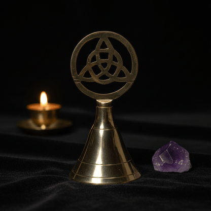 Cloche wicca en laiton avec symbole Triquetra, son clair pour rituels, méditation et purification spirituelle.