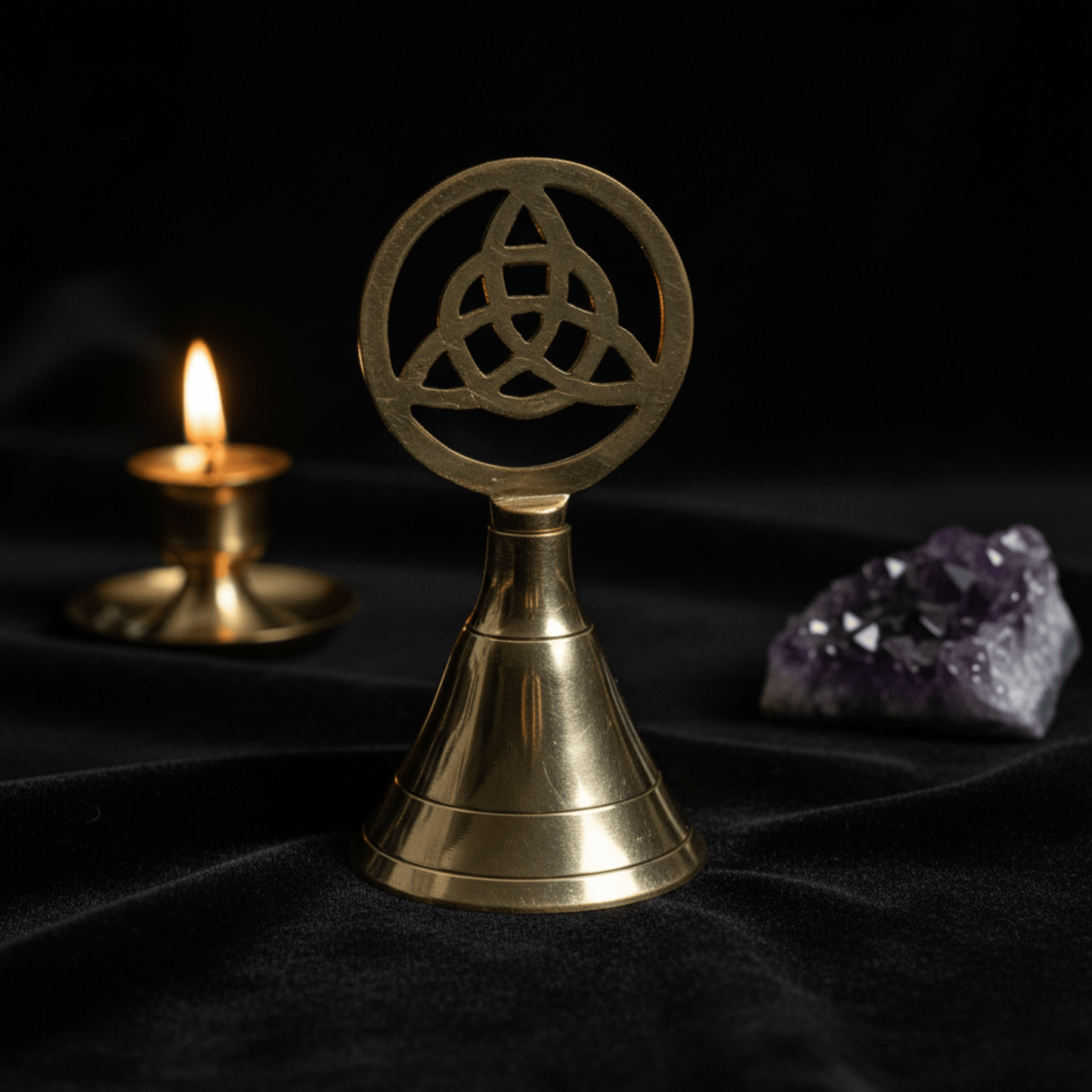 Cloche d’autel Triquetra en laiton massif, outil rituel wicca pour purification énergétique et ouverture de cercle.