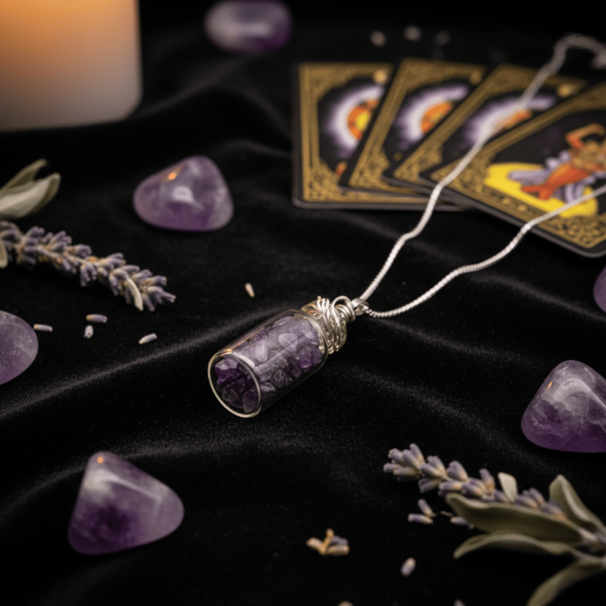 Collier fiole d’Améthyste avec pierres naturelles, bijou spirituel posé parmi lavande et cartes.