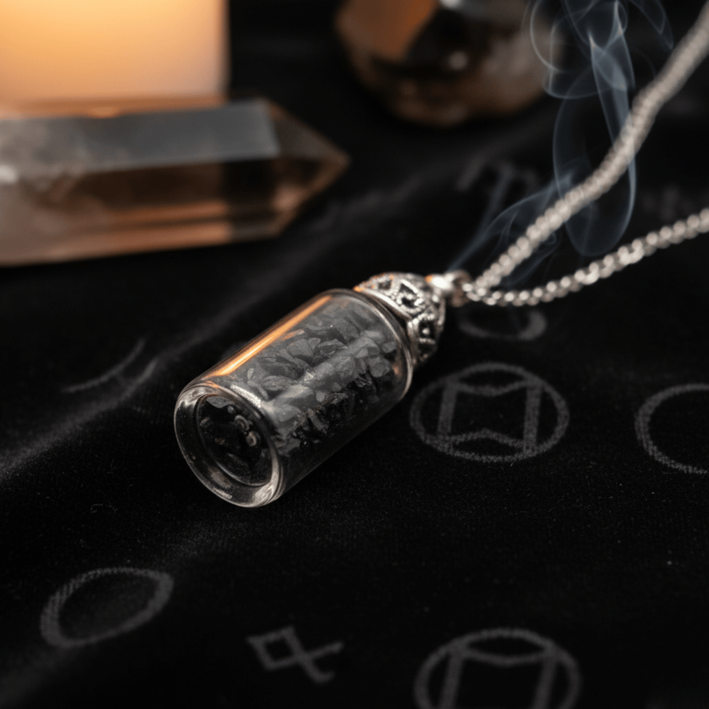 Collier bouteille d’onyx noir sur tissu noir rituel avec cristaux et fumée en arrière-plan.