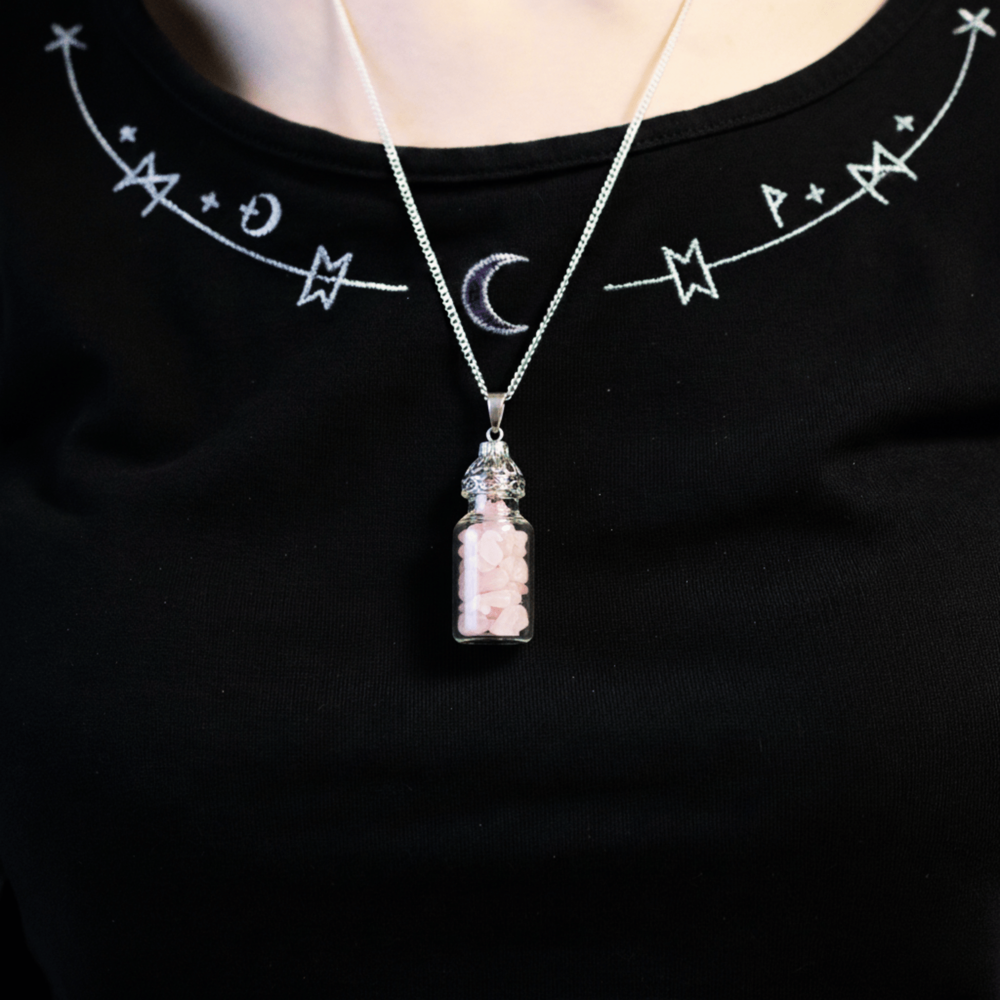 Collier bouteille quartz rose porté, pendentif lithothérapie pour douceur et amour.