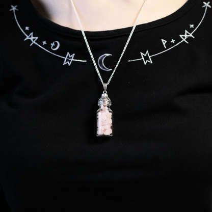 Collier bouteille quartz rose porté, pendentif lithothérapie pour douceur et amour.
