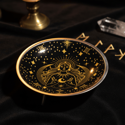 Coupe d’offrande déesse noire et or en gros plan, accessoire magique pour autel, décor ésotérique et cristaux.