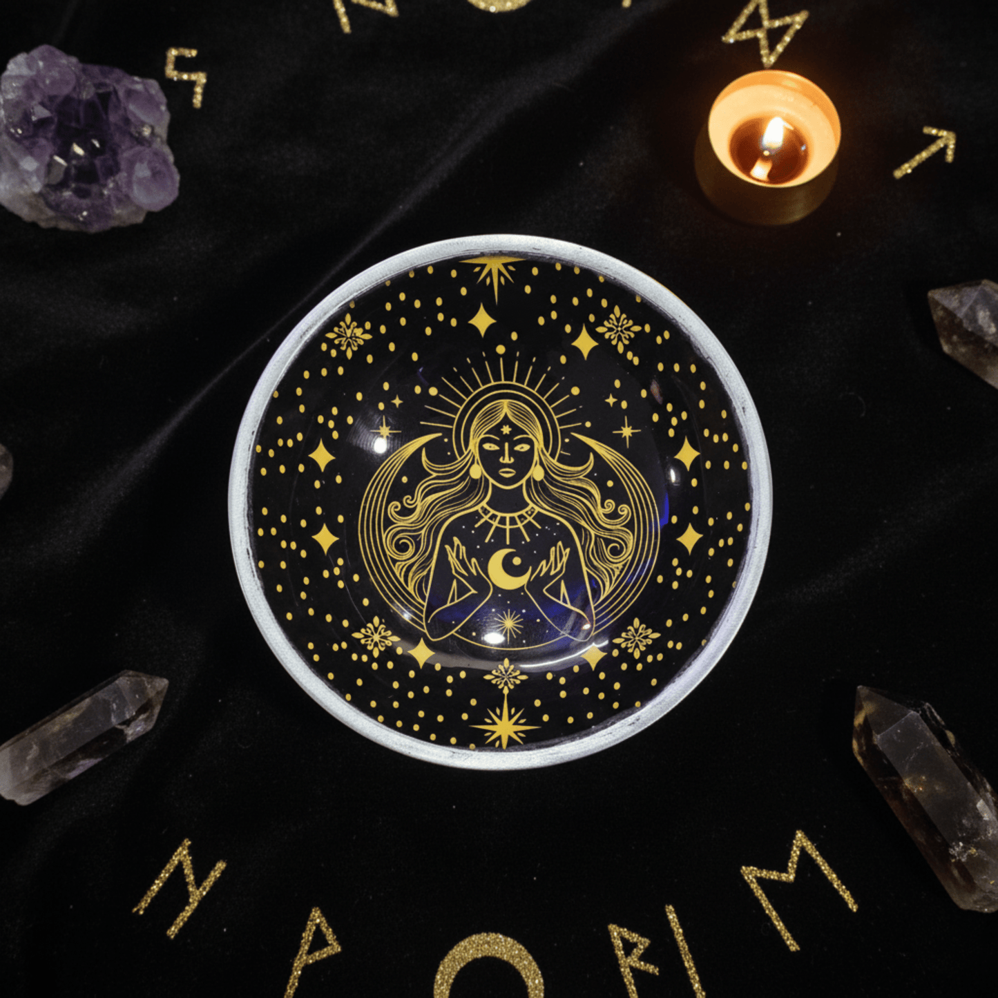 Coupe d’offrande déesse noire et or, rituel ésotérique avec cristaux et bougie, accessoire autel witchcraft.
