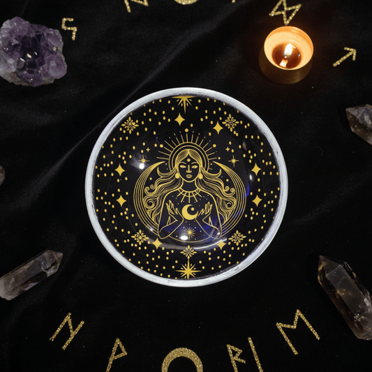 Coupe d’offrande déesse noire et or, rituel ésotérique avec cristaux et bougie, accessoire autel witchcraft.