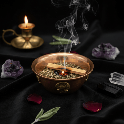 Coupe en cuivre antique Arbre de Vie avec fumigation d’herbes, rituel ésotérique sur autel sombre.