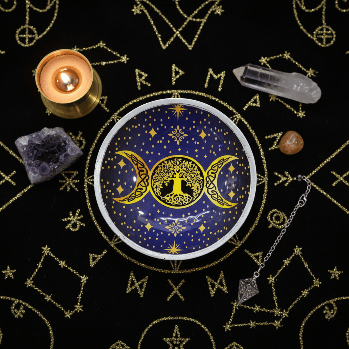 Coupe d’offrande wicca Triple Lune avec motif Arbre de Vie doré, posée sur un tissu ésotérique décoré de runes et cristaux.
