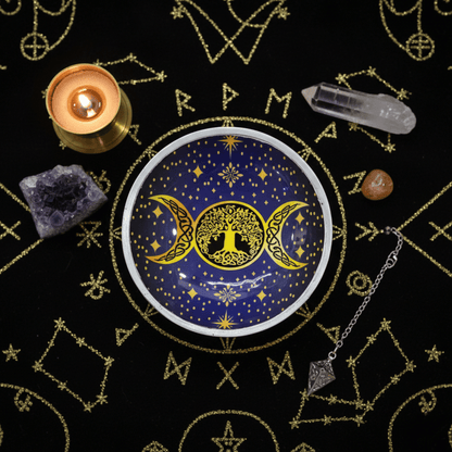Coupe d’offrande wicca Triple Lune avec motif Arbre de Vie doré, posée sur un tissu ésotérique décoré de runes et cristaux.
