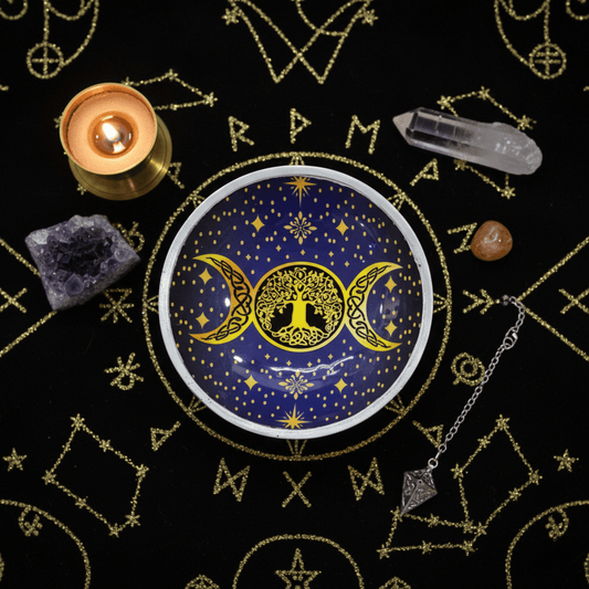 Coupe d’offrande wicca Triple Lune avec motif Arbre de Vie doré, posée sur un tissu ésotérique décoré de runes et cristaux.
