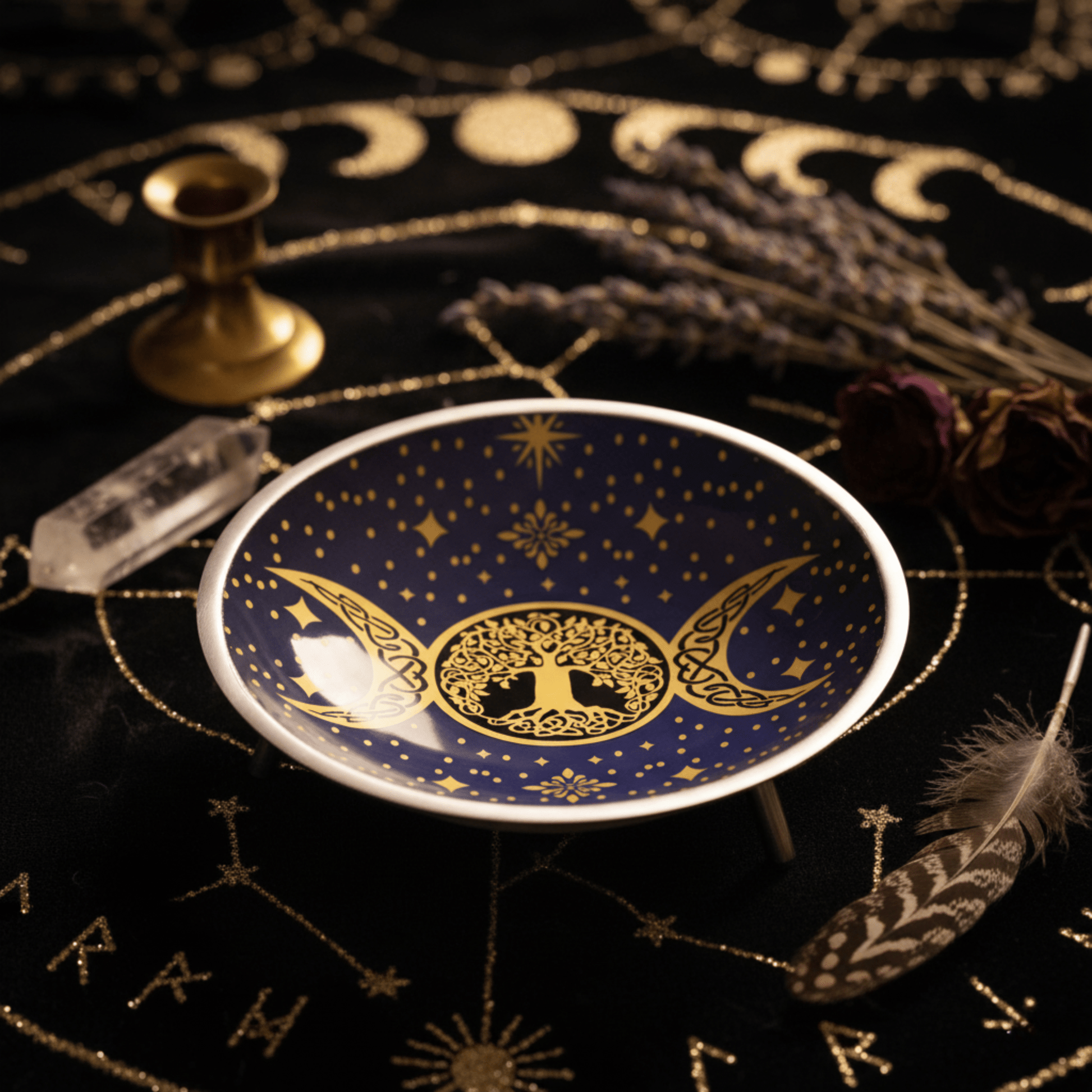 Coupe rituelle wicca motif Triple Lune et Arbre de Vie, posée sur un tapis magique orné de symboles occultes et de cristaux.