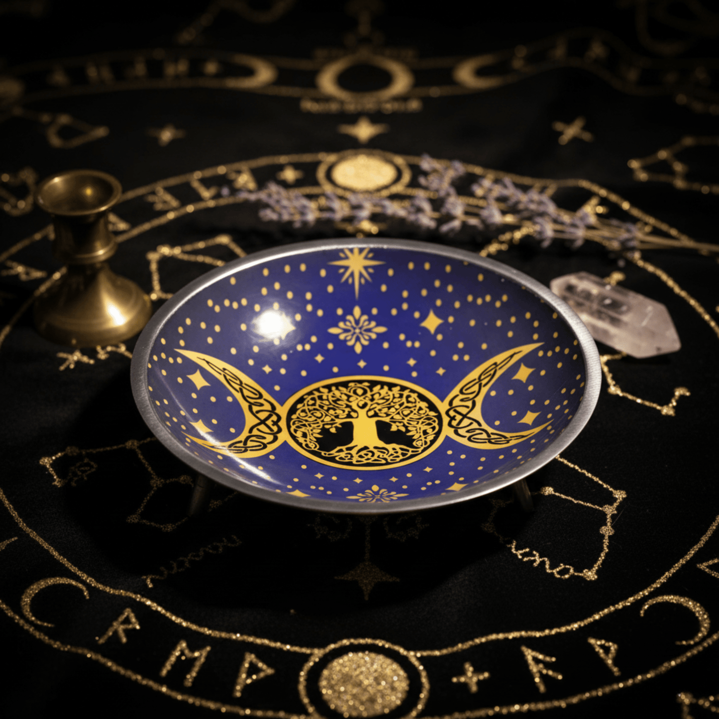 Coupe rituelle Triple Lune bleu nuit et or avec Arbre de Vie, présentée sur un autel ésotérique avec bougeoir et quartz.