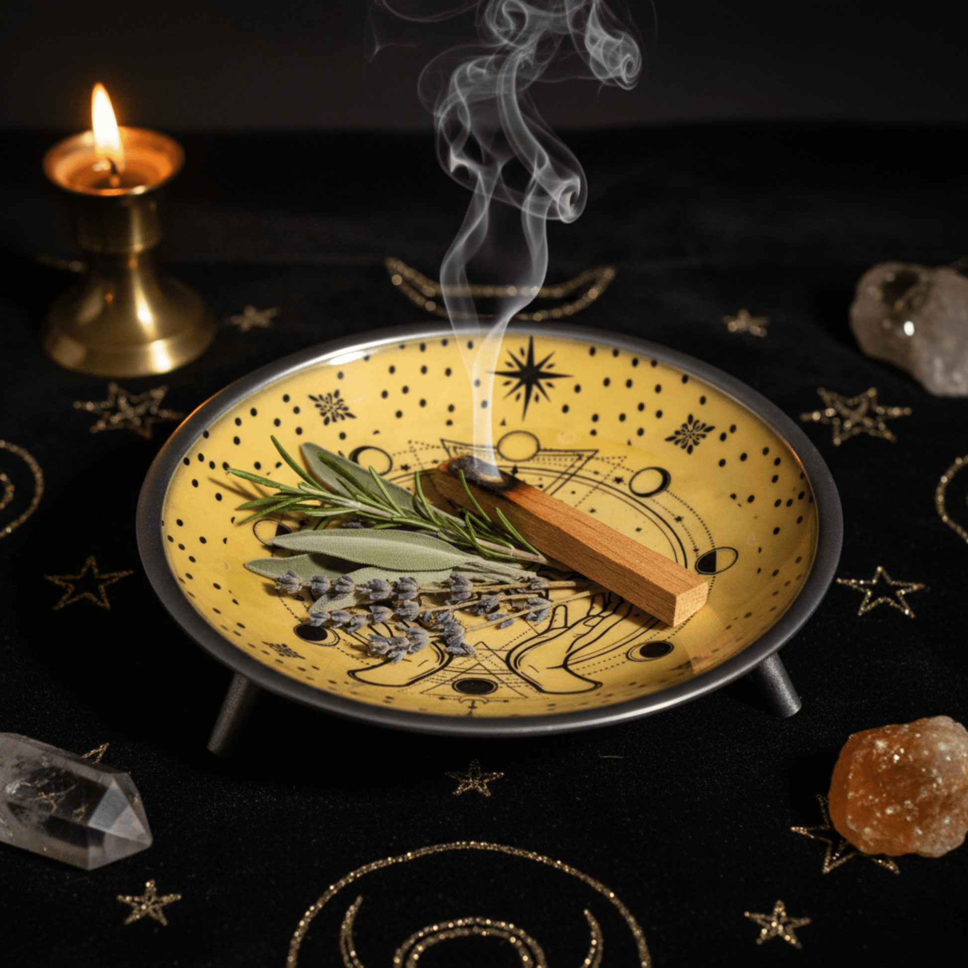 Coupe d’offrande Soleil en métal émaillé, bol mystique pour encens et rituels, sur autel wicca noir.