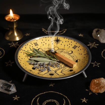 Coupe d’offrande Soleil en métal émaillé, bol mystique pour encens et rituels, sur autel wicca noir.