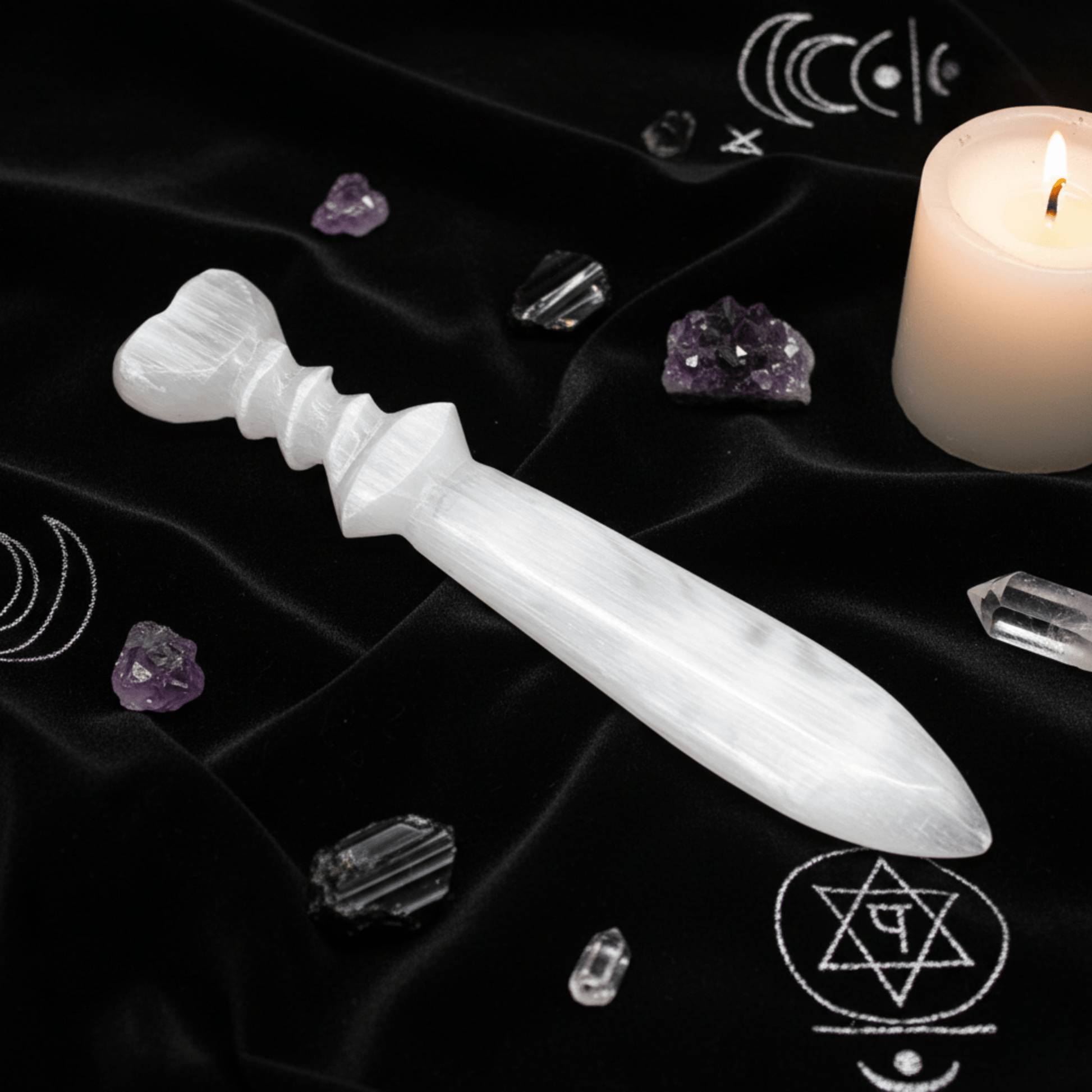 Couteau rituel en Sélénite sculptée, outil énergétique pour rituels, purification et ouverture de cercle sur autel ésotérique