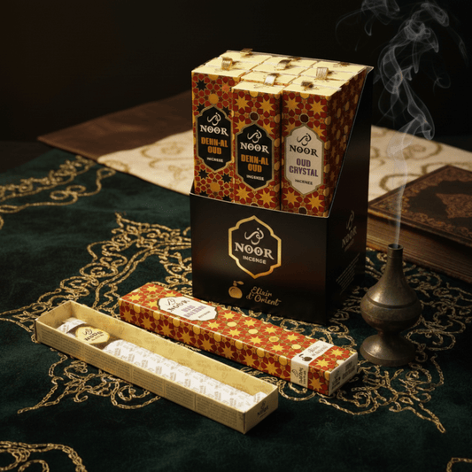 Encens Dehn Al Oud Noor, étui oriental boisé sur tissu vert brodé, fumée d’encens et ambiance parfum oriental.