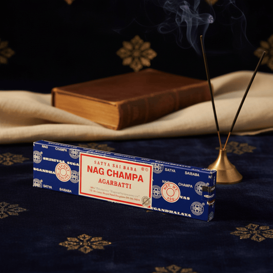 Encens Nag Champa Agarbatti sur tissu bleu, fumée d’encens et décor oriental, parfum sacré idéal pour méditation et rituels.