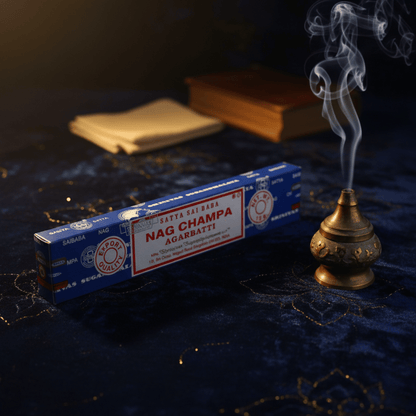 Boîte d’encens Nag Champa avec fumée d’encens et brûleur, ambiance mystique idéale pour purification et méditation.