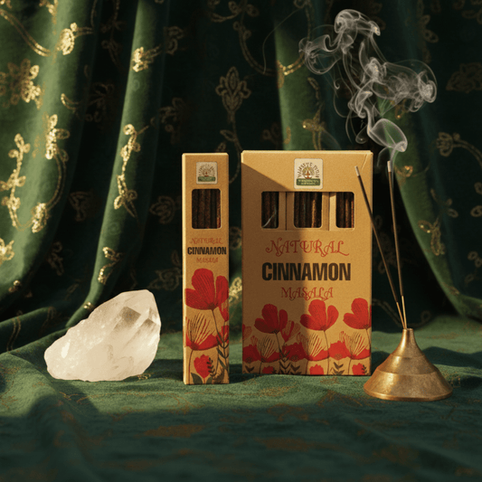 Encens naturel cannelle, coffret artisanal avec bâtons d’encens épicés et fumée aromatique sur tissu vert.