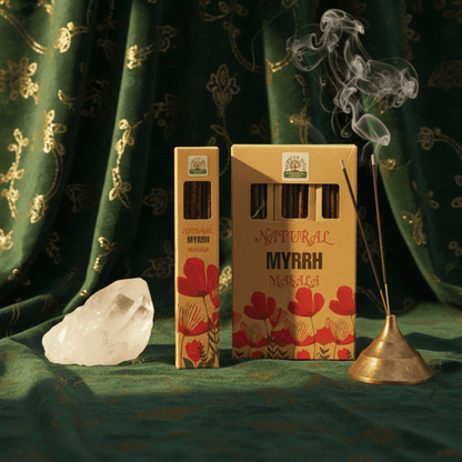 Encens naturel Myrrhe en boîte kraft avec motifs floraux, fumée d’encens et cristal blanc, ambiance spirituelle.