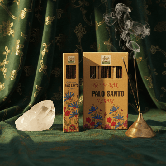 Encens naturel Palo Santo dans coffret décoré, fumée aromatique et cristal sur tissu vert spirituel.