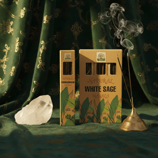 Encens naturel Sauge Blanche masala, boîtes kraft avec fumée et cristal sur tissu vert pour purification énergétique.