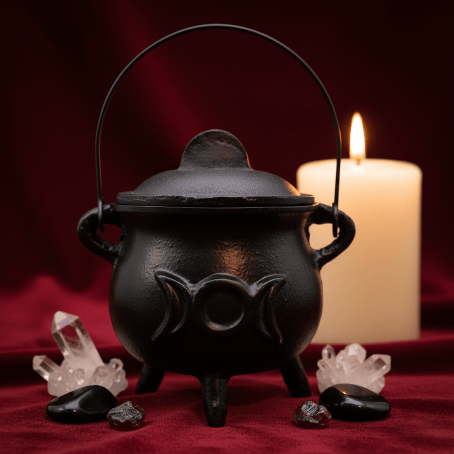 Grand chaudron rituel en fonte noire Triple Lune avec cristaux et bougie, accessoire wicca pour fumigation.