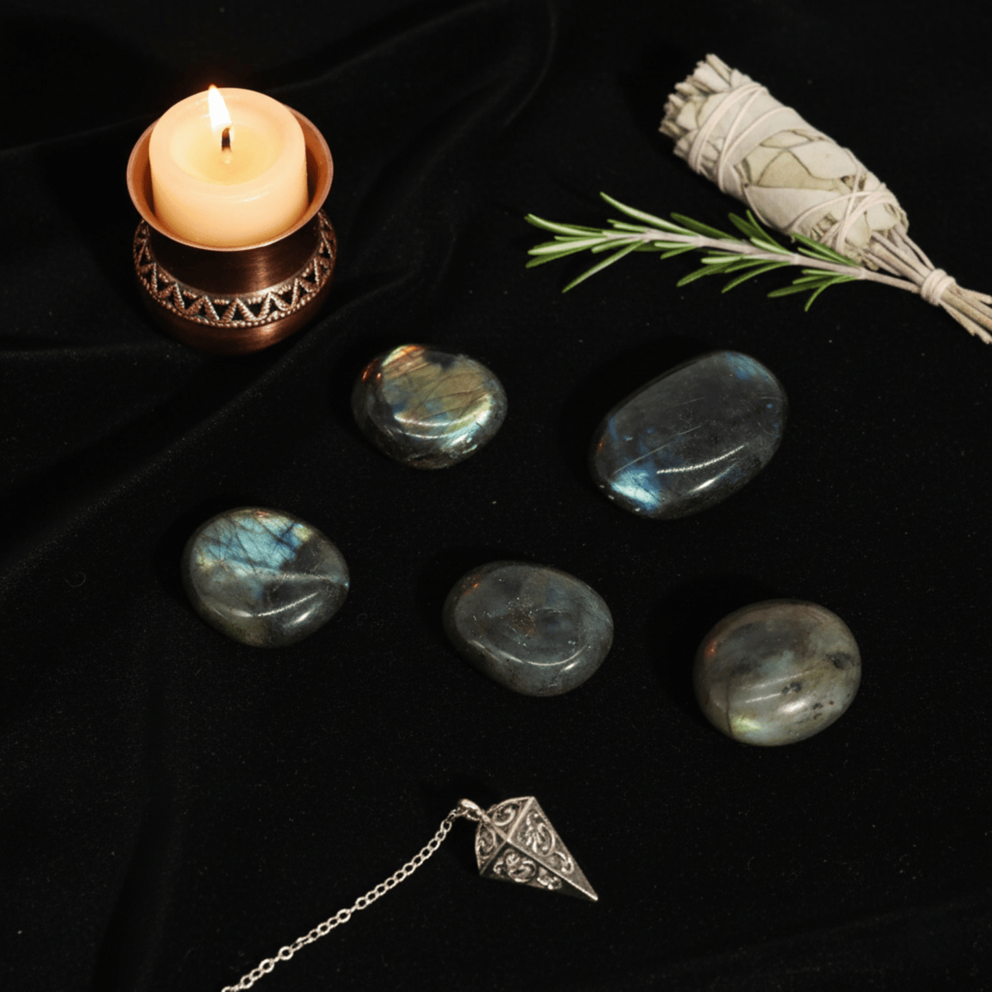 Pierres de labradorite aux éclats lumineux, utilisées pour la protection et l’intuition en rituel.