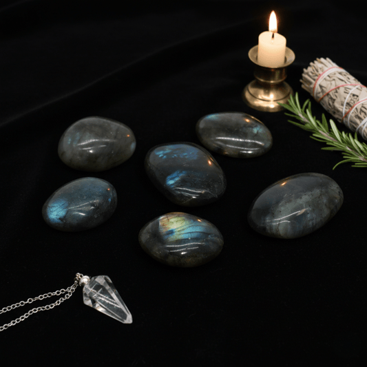 Labradorites naturelles aux reflets irisés, pierre de protection et d’intuition sur fond rituel mystique.