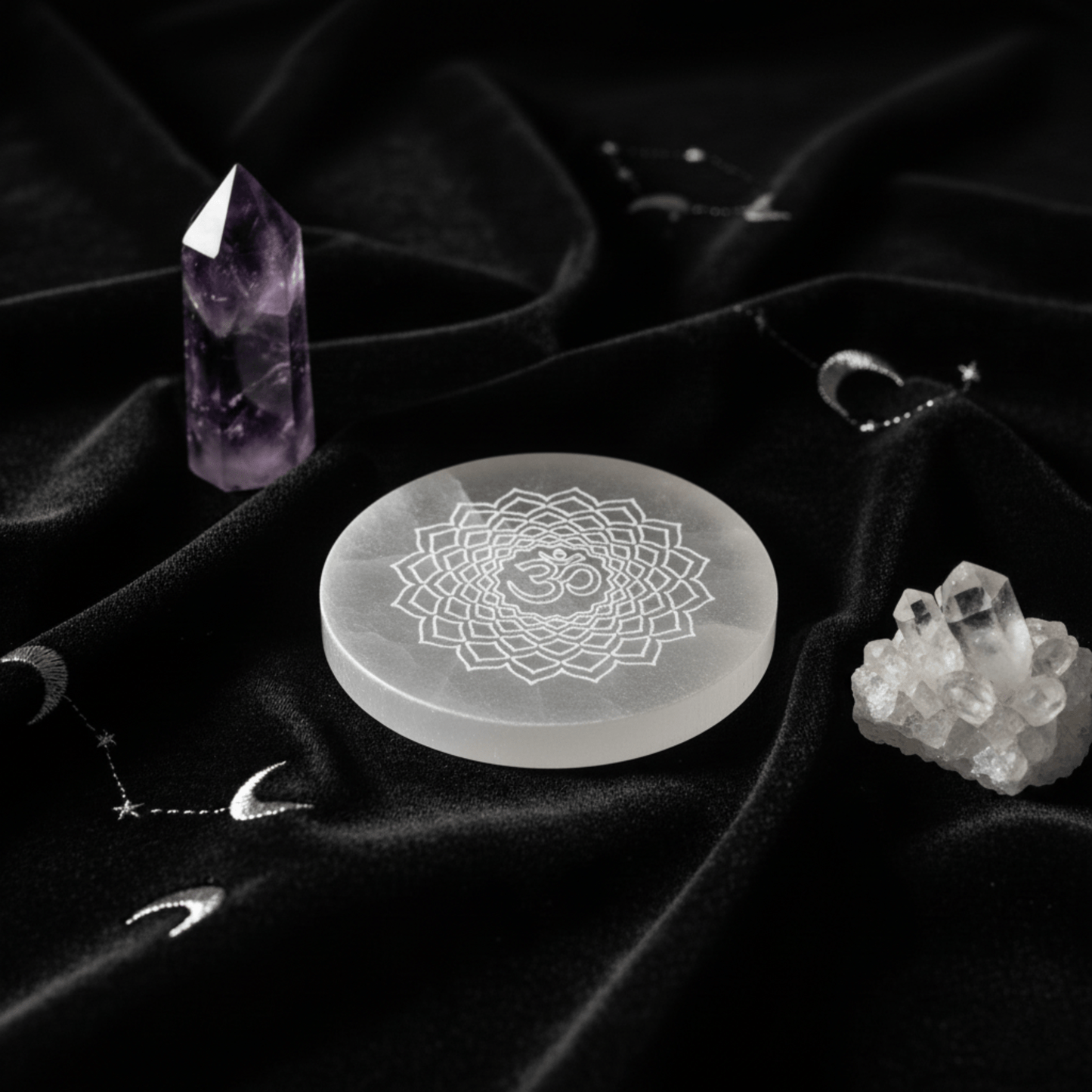 Plaque en sélénite chakra couronne gravée Om, disque de purification avec améthyste et cristal de roche