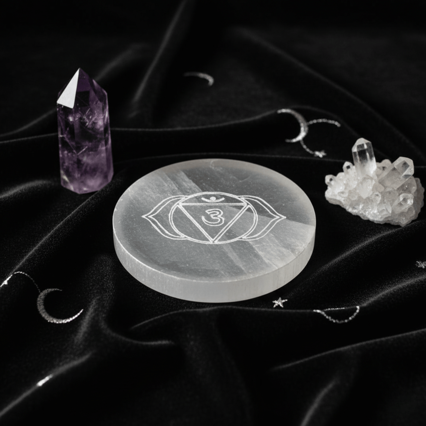Plaque en sélénite chakra troisième œil gravée, disque énergétique avec améthyste et cristal de roche