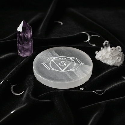 Plaque en sélénite chakra troisième œil gravée, disque énergétique avec améthyste et cristal de roche