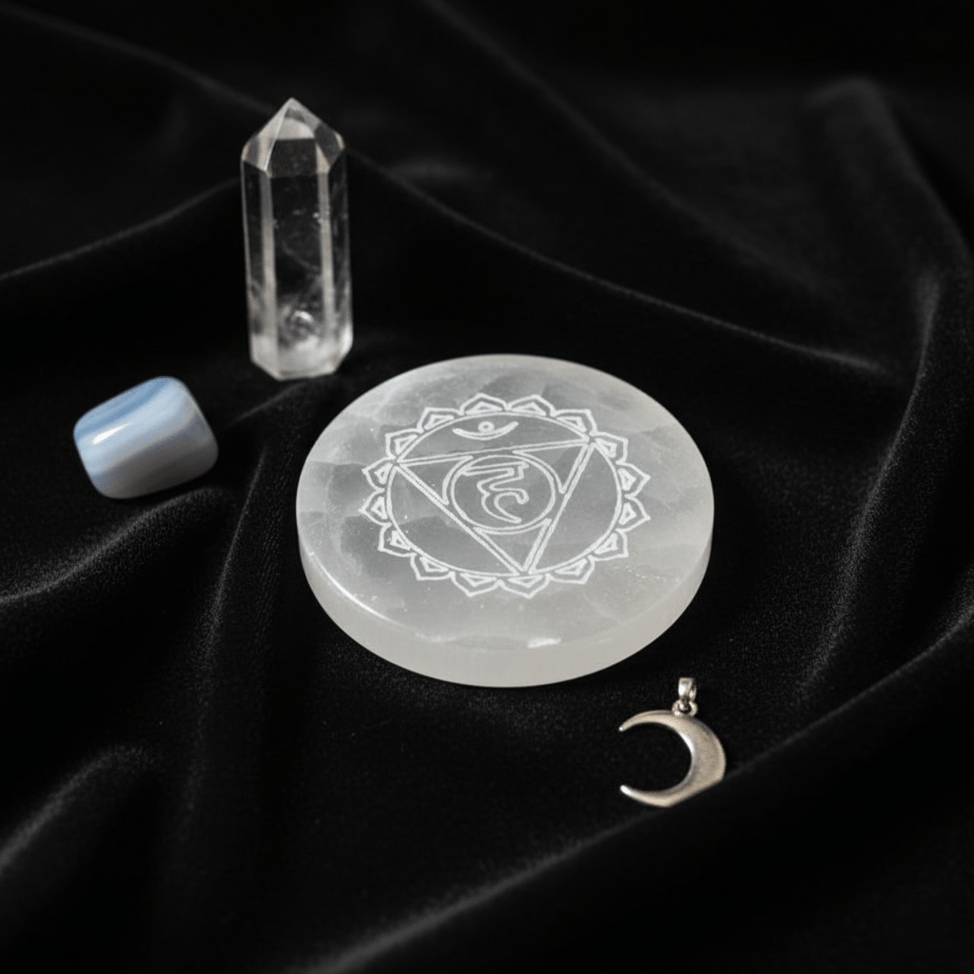 Plaque en sélénite chakra gorge gravée, disque énergétique avec cristal transparent et pierre bleue