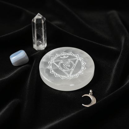 Plaque en sélénite chakra gorge gravée, disque énergétique avec cristal transparent et pierre bleue