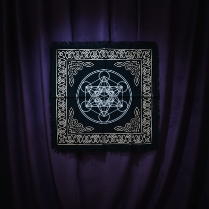 Nappe d’autel noire avec motif du cube de Métatron et bordures celtiques, suspendue sur rideaux violets.