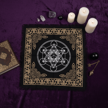 Nappe d’autel cube de Métatron disposée avec bougies, cristaux et accessoires de divination.