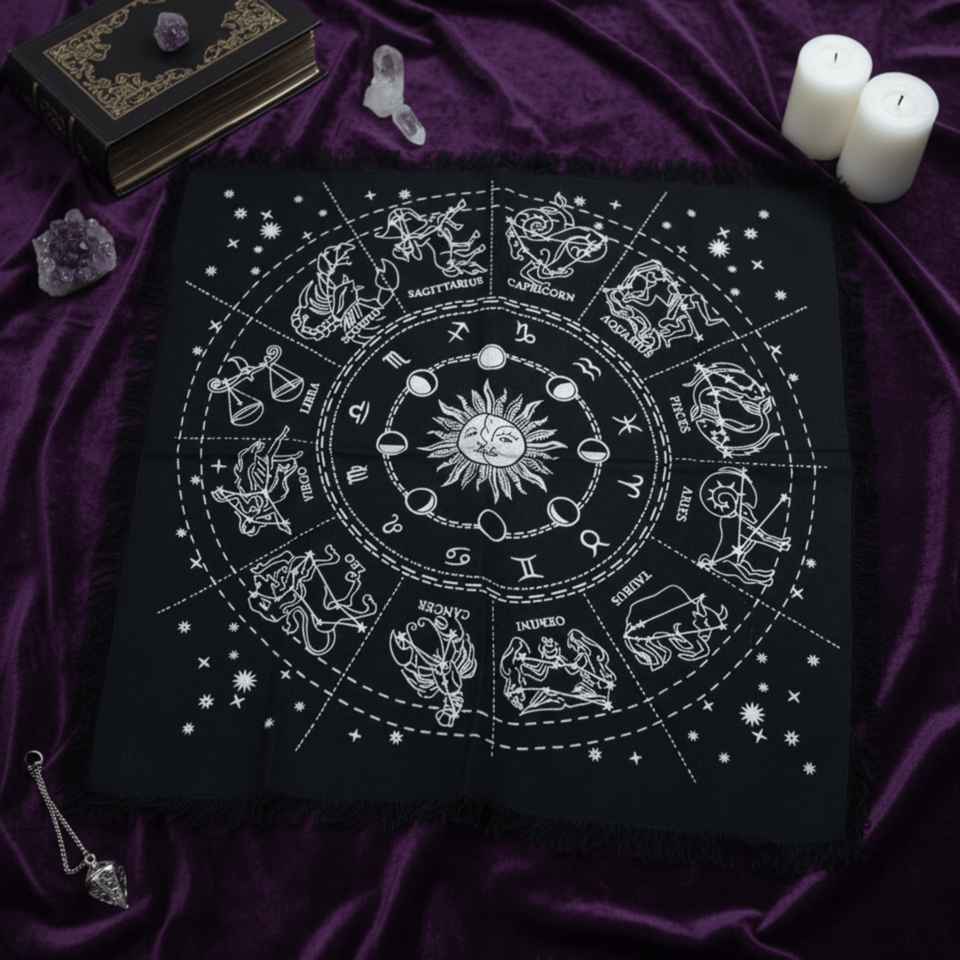 Nappe d’autel horoscope noire avec signes du zodiaque et soleil, parfaite pour rituels, tarot et pratiques astrologiques.