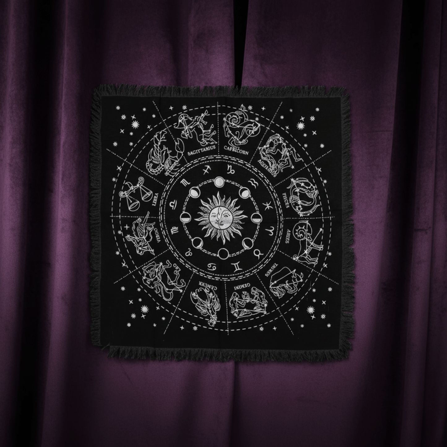Nappe ésotérique horoscope suspendue, motifs astrologiques et constellations, parfaite pour autel et divination.
