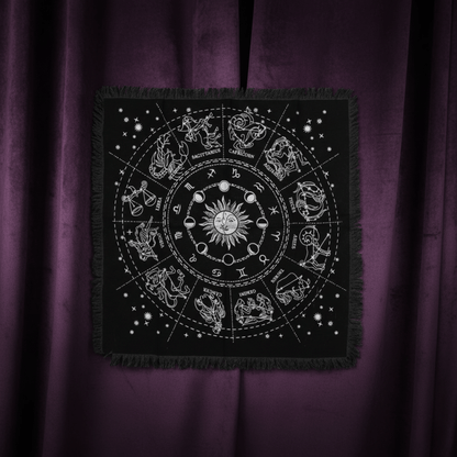 Nappe ésotérique horoscope suspendue, motifs astrologiques et constellations, parfaite pour autel et divination.