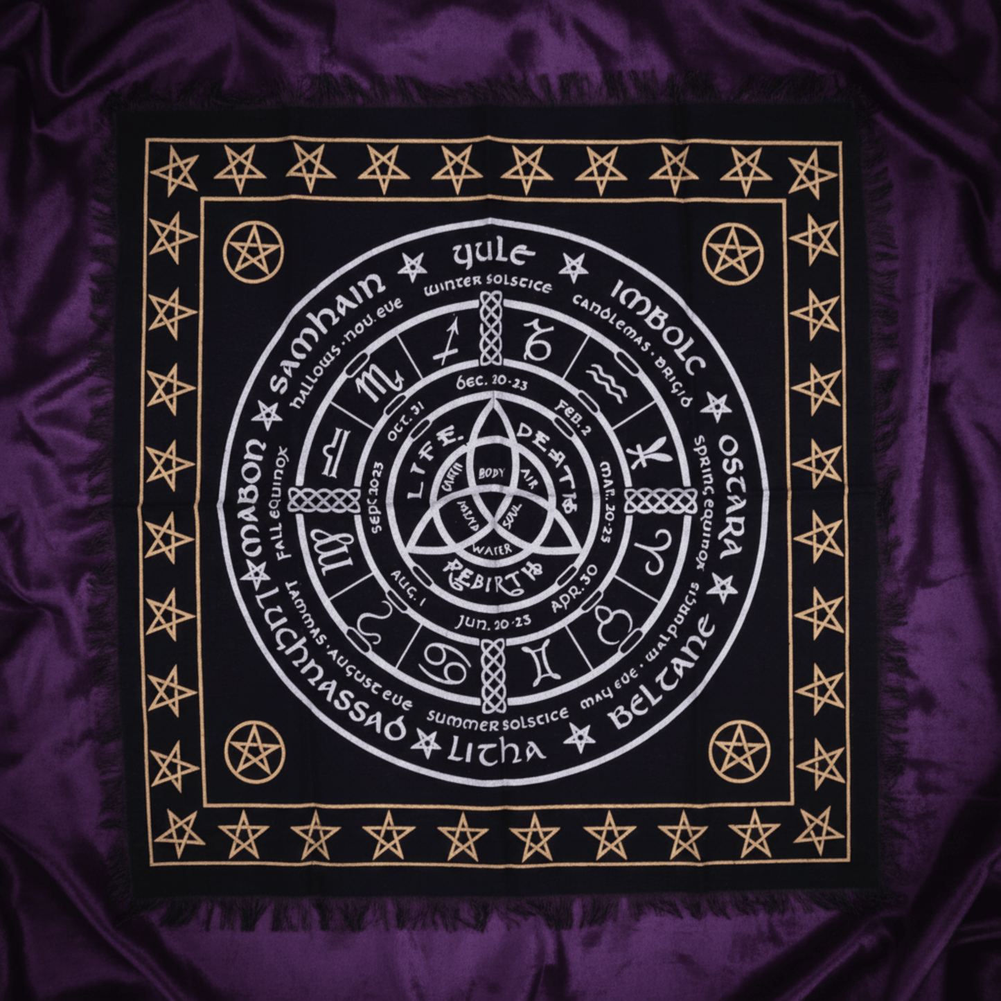 Tissu d’autel Wicca Vie Mort Renaissance avec roue des sabbats et symboles sacrés en blanc et or.