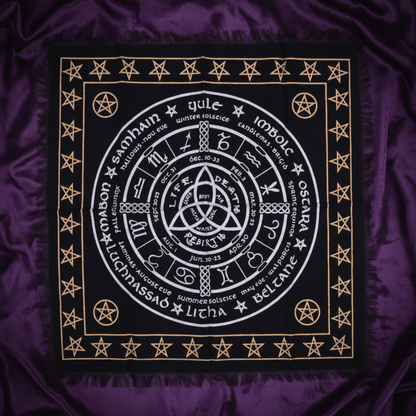 Tissu d’autel Wicca Vie Mort Renaissance avec roue des sabbats et symboles sacrés en blanc et or.