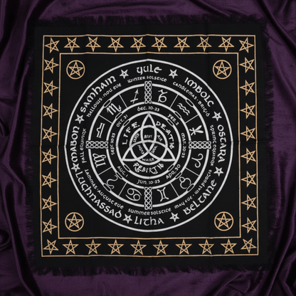 Nappe d’autel Wicca Vie Mort Renaissance avec roue des sabbats et symboles spirituels, motif ésotérique noir et or.