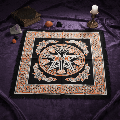 Nappe Terre Mère posée sur autel violet, avec cristaux, bougie et grimoire, motif celte sacré pour magie.