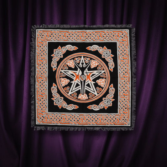 Nappe d’autel Terre Mère suspendue, motif celte noir, orange et blanc, symbole de déesse pour rituels wicca.