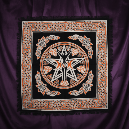 Nappe rituelle Terre Mère avec déesse centrale et entrelacs celtes, installée sur table violette.