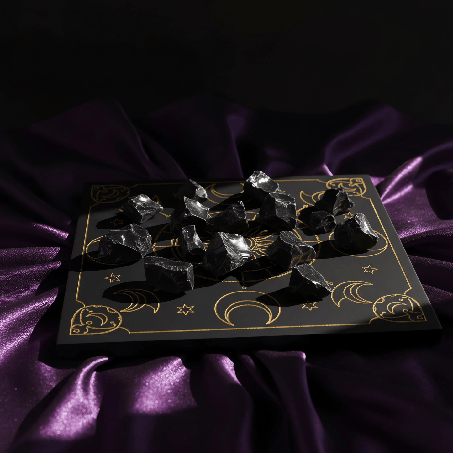 Pierres d'Obsidienne noire brute sur plateau ésotérique, pierre de protection puissante et ancrage profond.