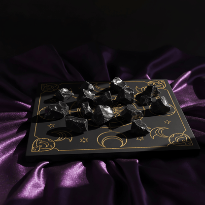 Pierres d'Obsidienne noire brute sur plateau ésotérique, pierre de protection puissante et ancrage profond.